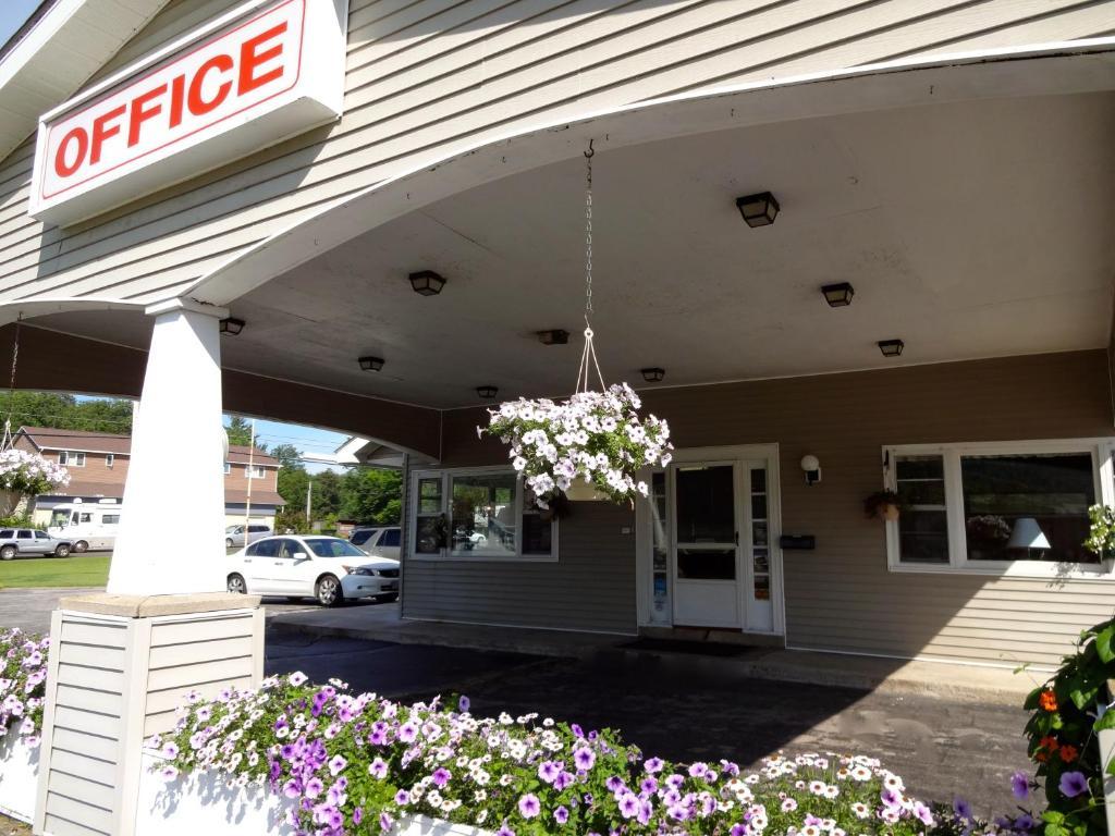 Gorham Motor Inn Exterior photo